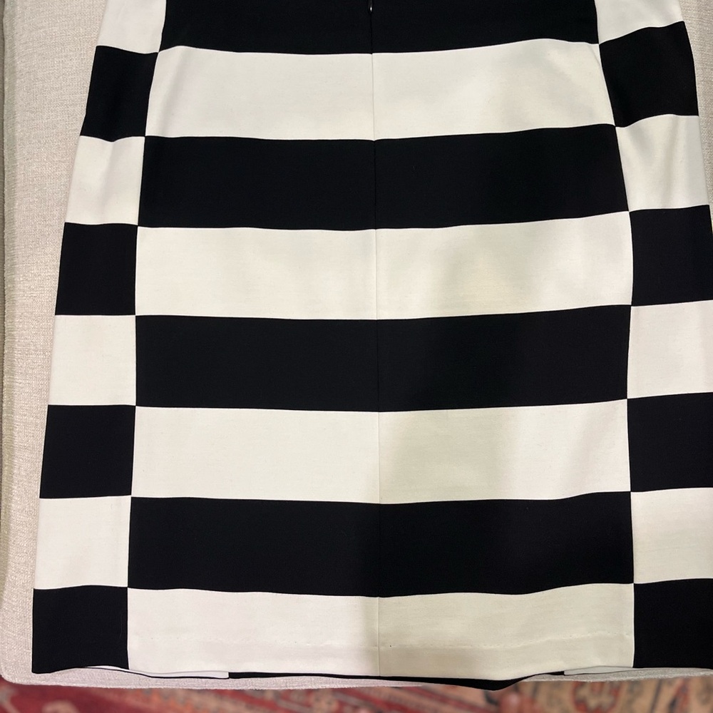 J. McLaughlin Mitchell Black and White Pencil Skirt Knee-Length skirt 22”long